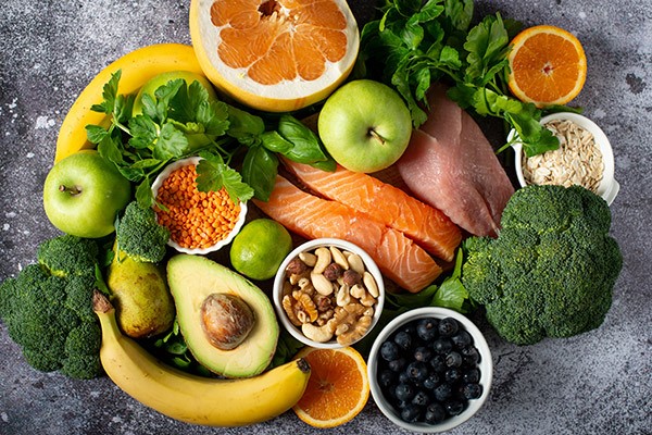 Aliments riches en micronutriments : fruits, légumes, poisson et noix