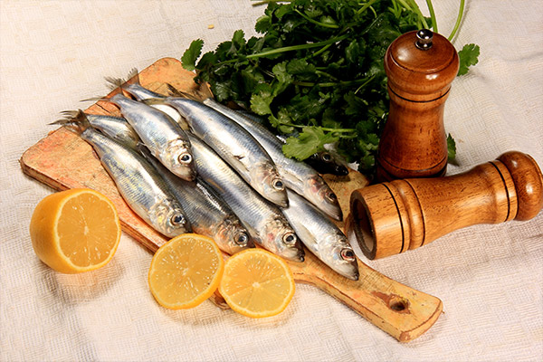 photo de sardin sur une planche en bois.