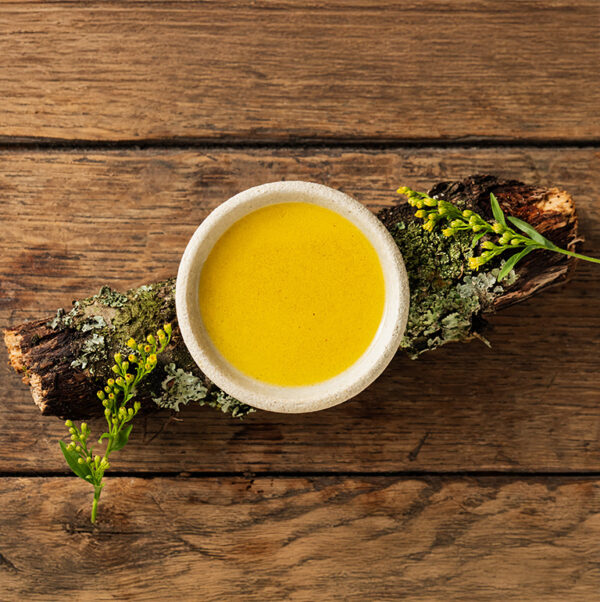 secondaire_d3 Complément alimentaire vitamine D3 UNAE sous forme d’huile dans un bol sur fond bois naturel