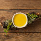 Complément alimentaire vitamine D3 UNAE sous forme d’huile dans un bol sur fond bois naturel