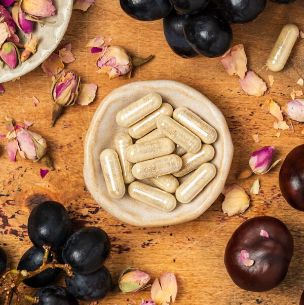 secondaire_jambes_legeres Complément Jambes Légères UNAE en gélules avec raisins et ingrédients végétaux sur fond bois