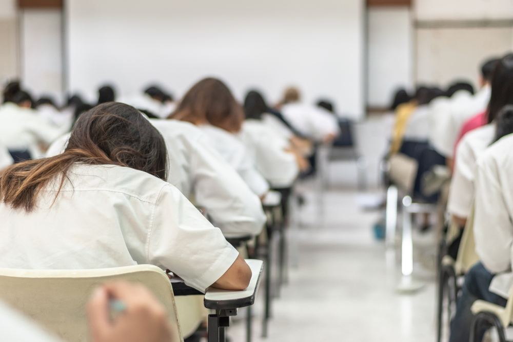 étudiants concentrés sur leurs examens 