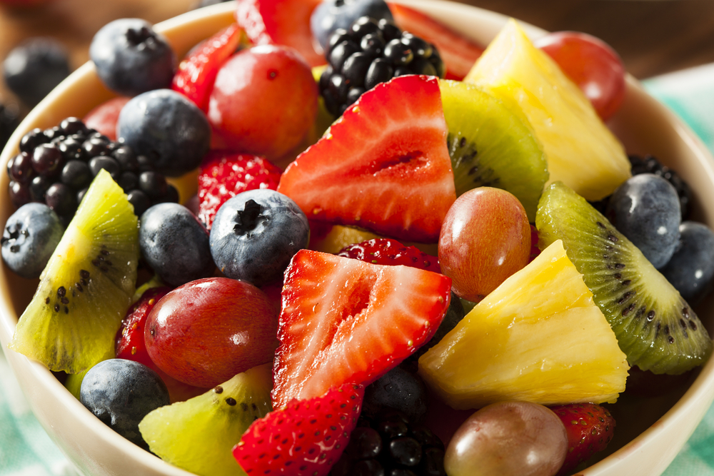 Bol de fruits variés riches en vitamines et minéraux antioxydants, contribuant à protéger l’organisme du stress oxydatif.