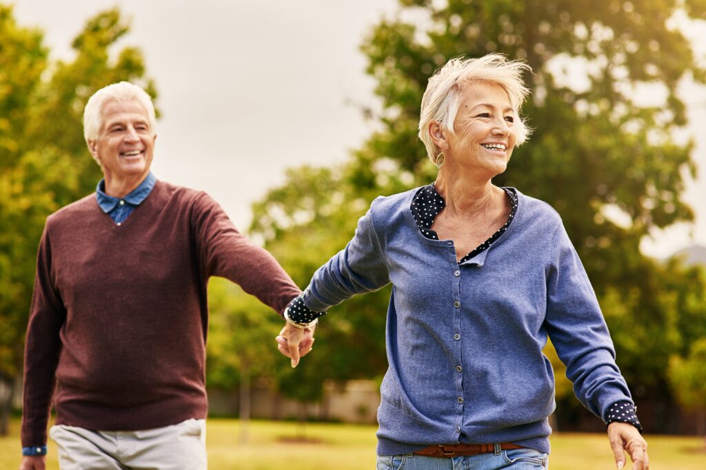 Couple senior marchant en extérieur, une population à risque de carence en vitamine D


