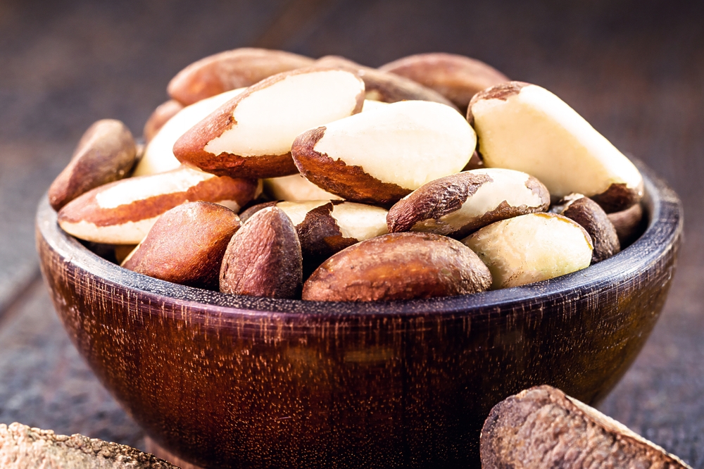 Bol de noix du Brésil, une source naturelle et concentrée en sélénium, un oligoélément aux propriétés antioxydantes.