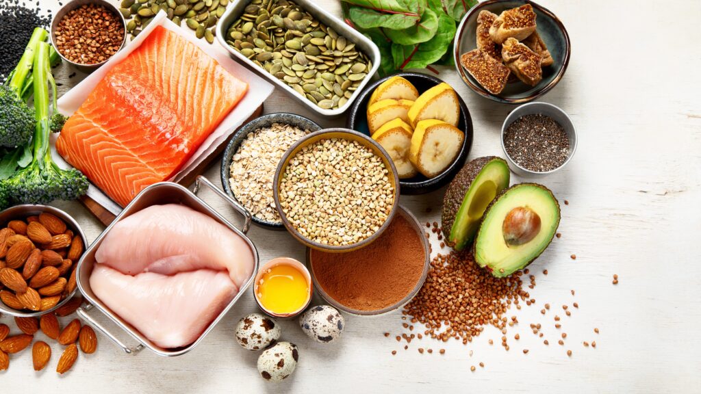 Photos d'aliments variés d’origine végétale et animale riches en magnésium, comme les graines, les fruits secs, le poisson, les légumes et les céréales