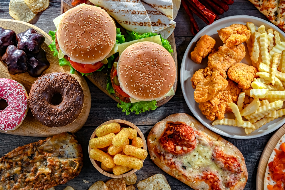 Aliments ultra-transformés riches en oméga-6, comme les burgers, frites et snacks industriels