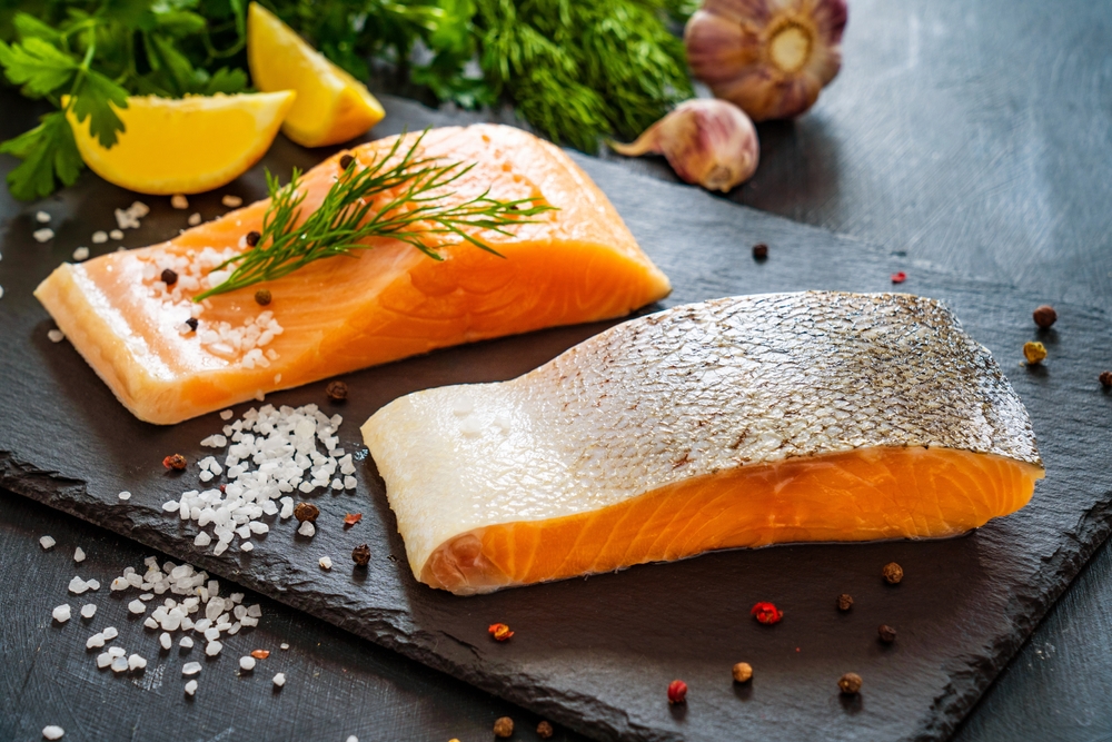 Filets de saumon cru, source naturelle de DHA et EPA, souvent insuffisamment consommée dans l’alimentation