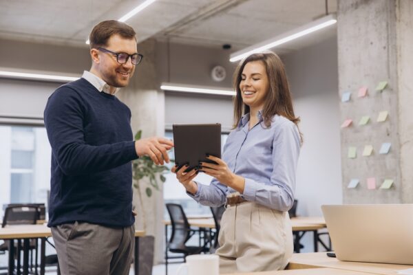 Actifs qui travaillent concentrés et pas stressés