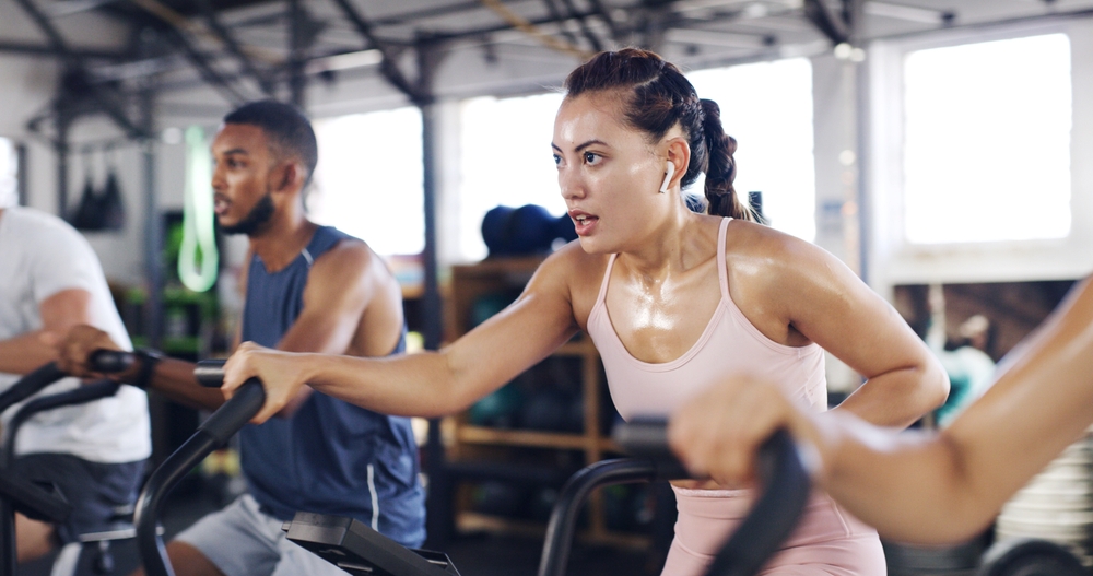 femme qui fait une activité physique intense qui nécessite de l'énergie