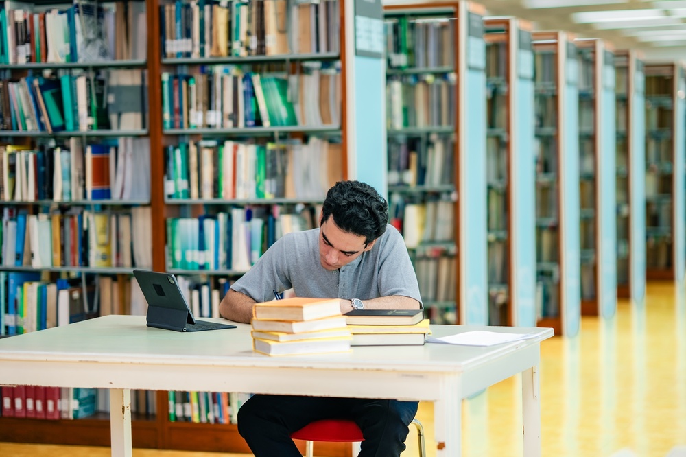 étudiants à la bibliothèque concentration et vigilance sur son travail