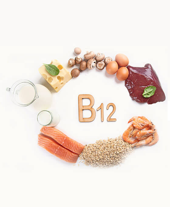 différentes sources de vitamine B12 comme le saumon, le foie, les oeufs, les champignons, le lait etc..