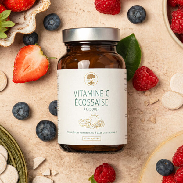 Photo mettant en avant notre produit Vitamine C écossaise posé sur une table au milieu de fruits rouges.